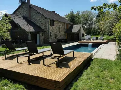 Piscine de l'établissement MAISONS - SAUNA, HAMMAN ET PISCINE. FÊTES INTERDIT ou située à proximité