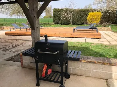 Jardin de l'établissement MAISONS - SAUNA, HAMMAN ET PISCINE. FÊTES INTERDIT