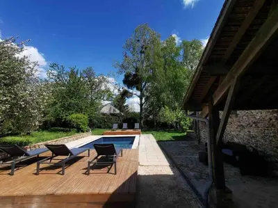 Jardin de l'établissement MAISONS - SAUNA, HAMMAN ET PISCINE. FÊTES INTERDIT