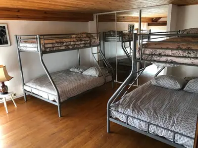 Un ou plusieurs lits dans un hébergement de l'établissement MAISONS - SAUNA, HAMMAN ET PISCINE. FÊTES INTERDIT