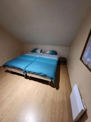 Un ou plusieurs lits dans un hébergement de l'établissement Chalet Antlana 2 avec cheminée
