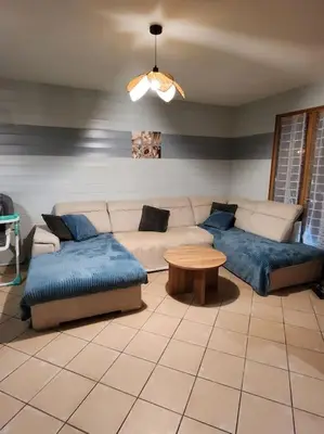 Coin salon dans l'établissement Chalet Antlana 2 avec cheminée