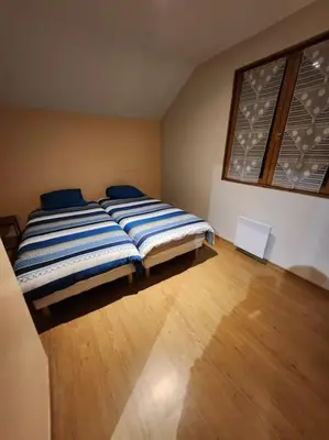 Un ou plusieurs lits dans un hébergement de l'établissement Chalet Antlana 2 avec cheminée
