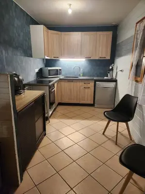 Cuisine ou kitchenette dans l'établissement Chalet Antlana 2 avec cheminée