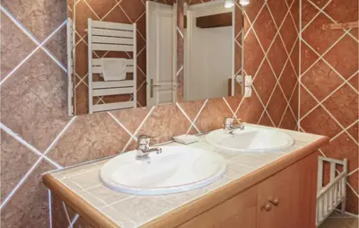 Salle de bains dans l'établissement Lovely Home In Vaudoy-En-Brie With Wifi