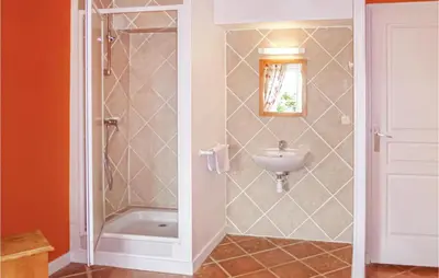 Salle de bains dans l'établissement Nice Home In Vaudoy-En-Brie With Wifi