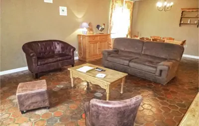 Coin salon dans l'établissement Nice Home In Vaudoy-En-Brie With Wifi