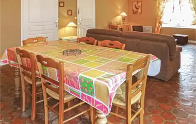 Coin salon dans l'établissement Nice Home In Vaudoy-En-Brie With Wifi