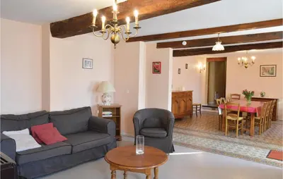 Coin salon dans l'établissement Holiday Home Parfondeval St-1184