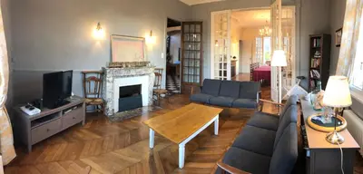 Télévision ou salle de divertissement dans l'établissement Maison de maître dans un village à la campagne