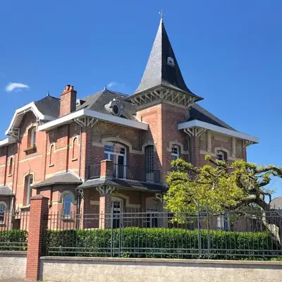 Maison de maître dans un village à la campagne