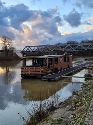 Vue sur la rivière ou le fleuve situé(e) à proximité de le bateau