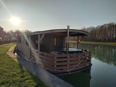 Vue sur la rivière ou le fleuve situé(e) à proximité de le bateau