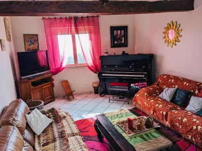Coin salon dans l'établissement Maison entière et spacieuse Gîte Dovie