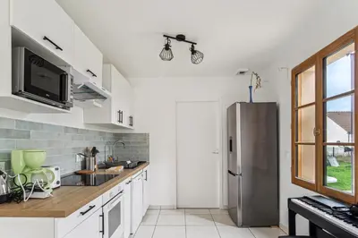 Cuisine ou kitchenette dans l'établissement Chic friendly and spacious house