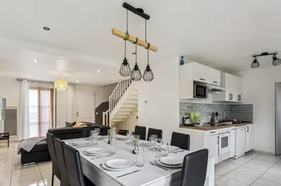 Cuisine ou kitchenette dans l'établissement Chic friendly and spacious house