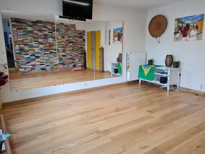 Télévision ou salle de divertissement dans l'établissement Artist house with piano and charming garden