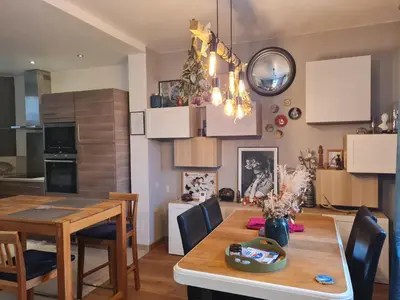 Cuisine ou kitchenette dans l'établissement Artist house with piano and charming garden