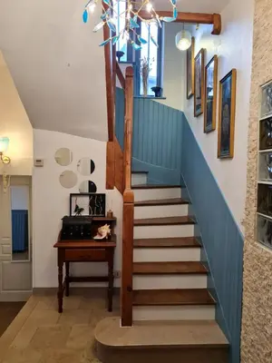 Télévision ou salle de divertissement dans l'établissement Artist house with piano and charming garden