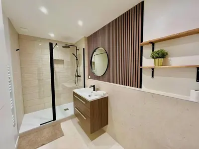 Salle de bains dans l'établissement Floréa Reims avec du charme proche gare et centre