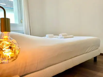 Un ou plusieurs lits dans un hébergement de l'établissement Floréa Reims avec du charme proche gare et centre