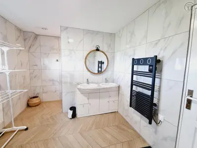 Salle de bains dans l'établissement Gîte de Charme Isolé, Ferme Authentique, 4 Chb, Jardin, Randonnées, Val Joly à Proximité - FR-1-510-204