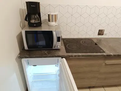 Cuisine ou kitchenette dans l'établissement proche gare et centre-ville, parking gratuit et facile, wifi