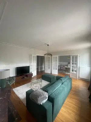 Télévision ou salle de divertissement dans l'établissement Le Globe-trotter