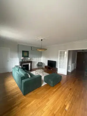 Télévision ou salle de divertissement dans l'établissement Le Globe-trotter