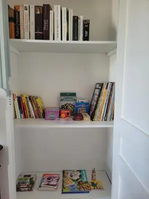 Bibliothèque dans l'appartement