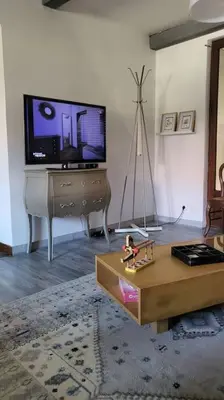 Télévision ou salle de divertissement dans l'établissement Le Clos de chantecoq