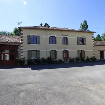 Retraite Champêtre Spacieuse près de Nouart avec Jacuzzi