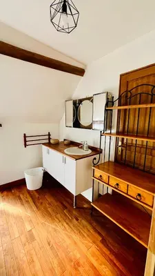 Cuisine ou kitchenette dans l'établissement Logement cosy et confortable.