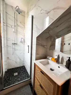 Salle de bains dans l'établissement L'Echappée compiègnoise
