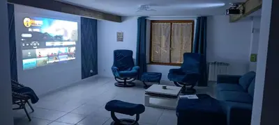 Télévision ou salle de divertissement dans l'établissement La chevrière