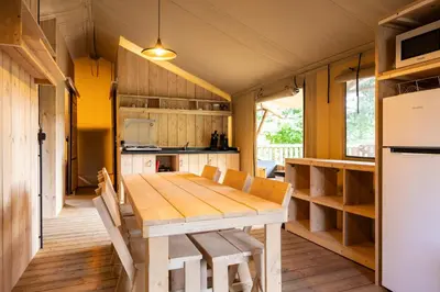 Cuisine ou kitchenette dans l'établissement ArdenParks Signy L'Abbaye