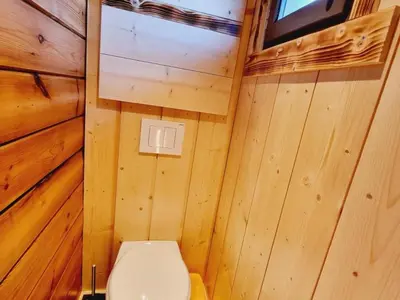 Salle de bains dans l'établissement Évasion au chalet en bois avec spa et grand jardin - FR-1-510-198