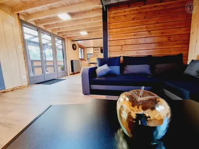 Coin salon dans l'établissement Évasion au chalet en bois avec spa et grand jardin - FR-1-510-198