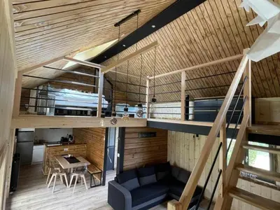 Coin salon dans l'établissement Évasion au chalet en bois avec spa et grand jardin - FR-1-510-198