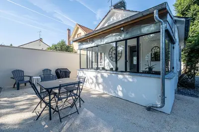 Balcon ou terrasse dans l'établissement Le Saint tilleul - Maison - Jardin -10' Disneyland