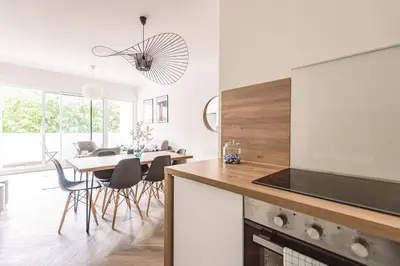 Cuisine ou kitchenette dans l'établissement HENRI au pied de la cathédrale.