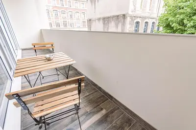 Balcon ou terrasse dans l'établissement HENRI au pied de la cathédrale.
