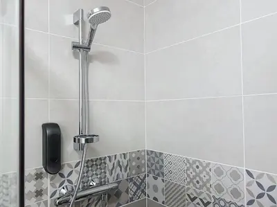 Salle de bains dans l'établissement Le Lodge - Bleu lavande