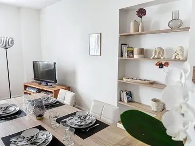 Télévision ou salle de divertissement dans l'établissement Le Lodge - Bleu lavande