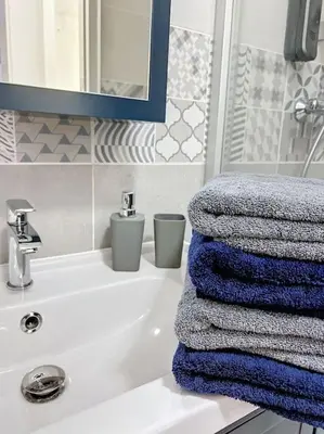 Salle de bains dans l'établissement Le Lodge - Bleu lavande
