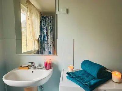 Salle de bains dans l'établissement Maison Cosy & son jardin