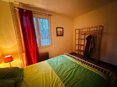 Un ou plusieurs lits dans un hébergement de l'établissement Maison Cosy & son jardin