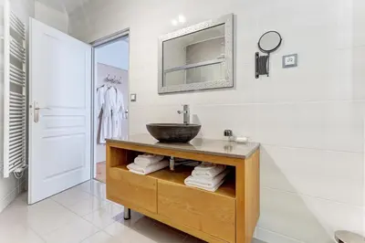 Salle de bains dans l'établissement Champagne Domaine Sacret - AY