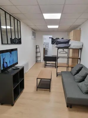Télévision ou salle de divertissement dans l'établissement Studio maisonnette Le bureau