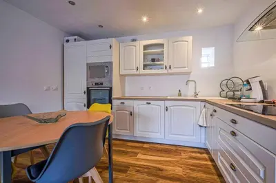 Cuisine ou kitchenette dans l'établissement Magnifique maison de ville - parking - proche Disney
